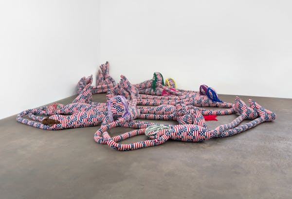FIGURES. PILE. (6991)